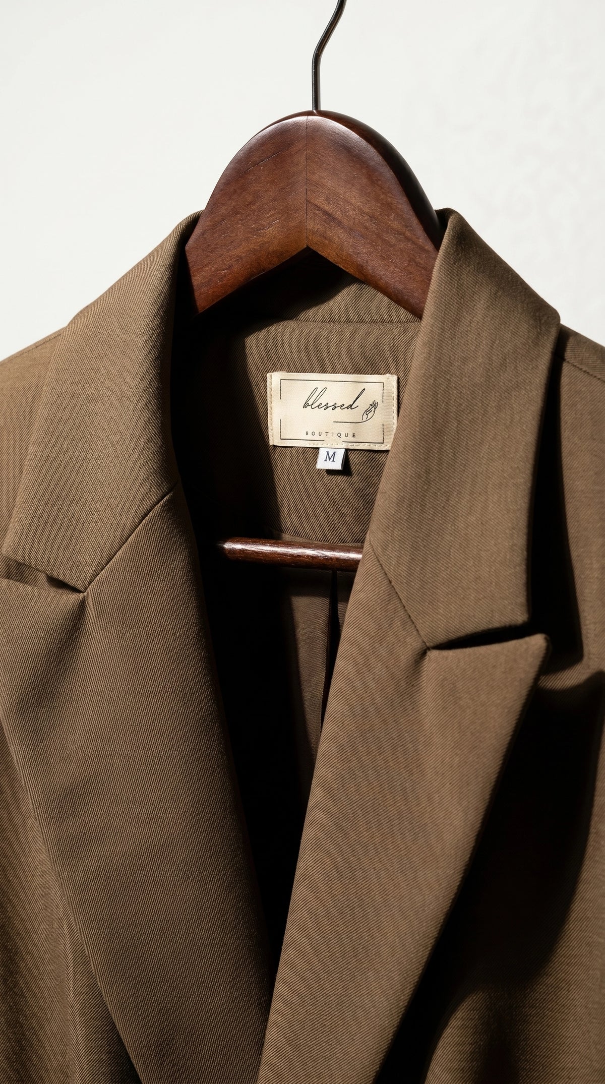 Blazer Verona | Sastrería Fluida con Cinturón Anatómico | Café Moca