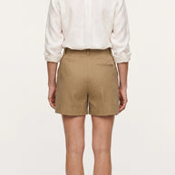 Bermuda Riviera Tiro Alto | Pantalón Corto Elegante | Arena Khaki
