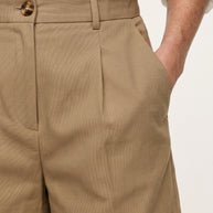 Bermuda Riviera Tiro Alto | Pantalón Corto Elegante | Arena Khaki