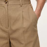 Bermuda Riviera Tiro Alto | Pantalón Corto Elegante | Arena Khaki
