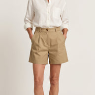 Bermuda Riviera Tiro Alto | Pantalón Corto Elegante | Arena Khaki