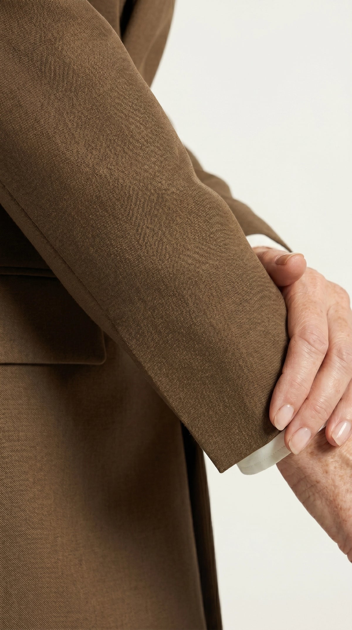 Blazer Verona | Sastrería Fluida con Cinturón Anatómico | Café Moca