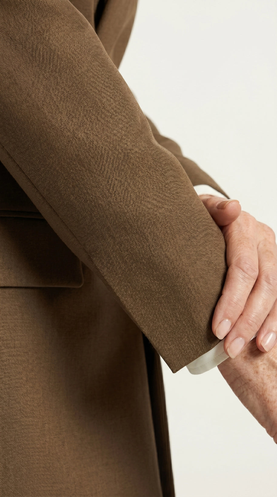 Blazer Verona | Sastrería Fluida con Cinturón Anatómico | Café Moca