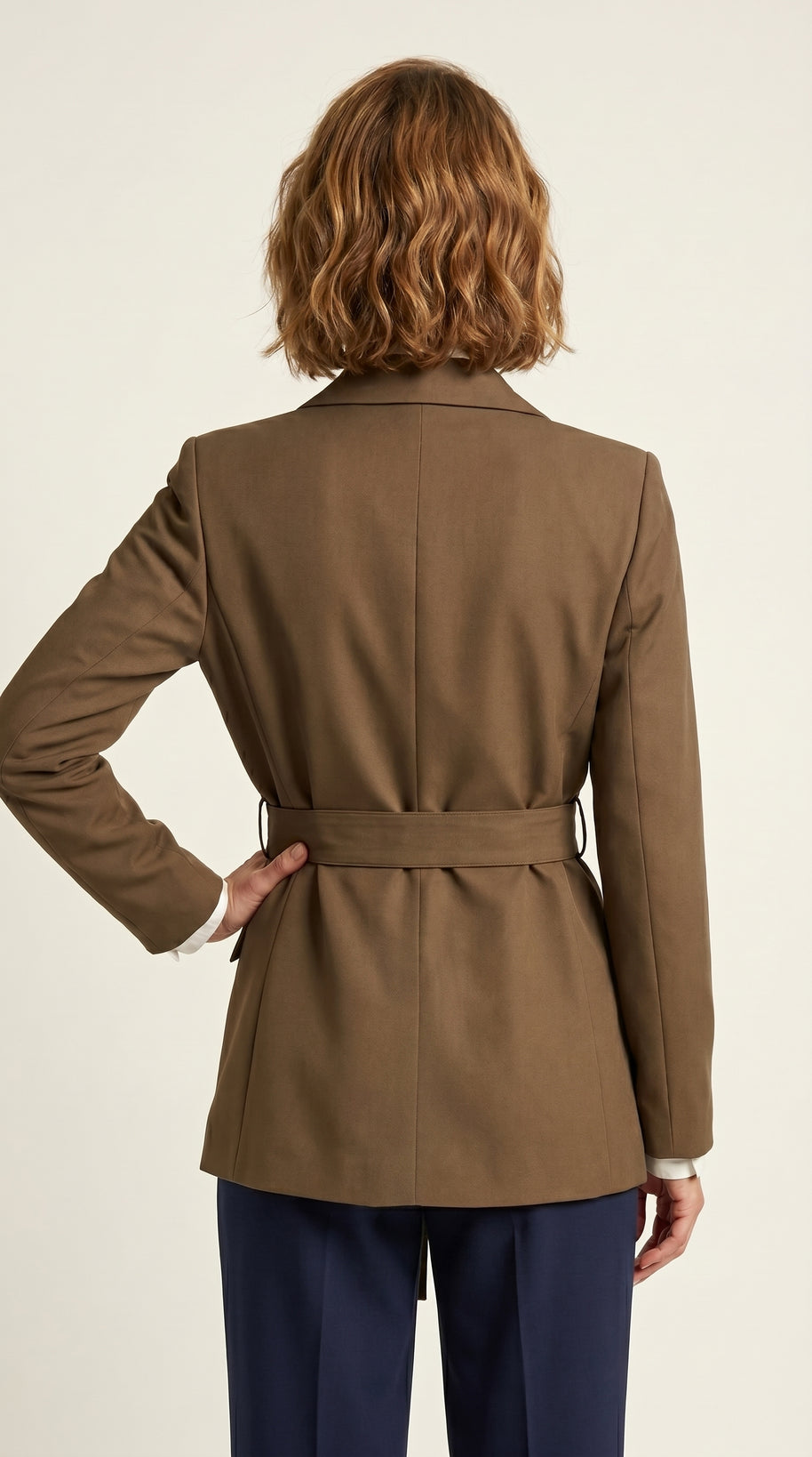 Blazer Verona | Sastrería Fluida con Cinturón Anatómico | Café Moca