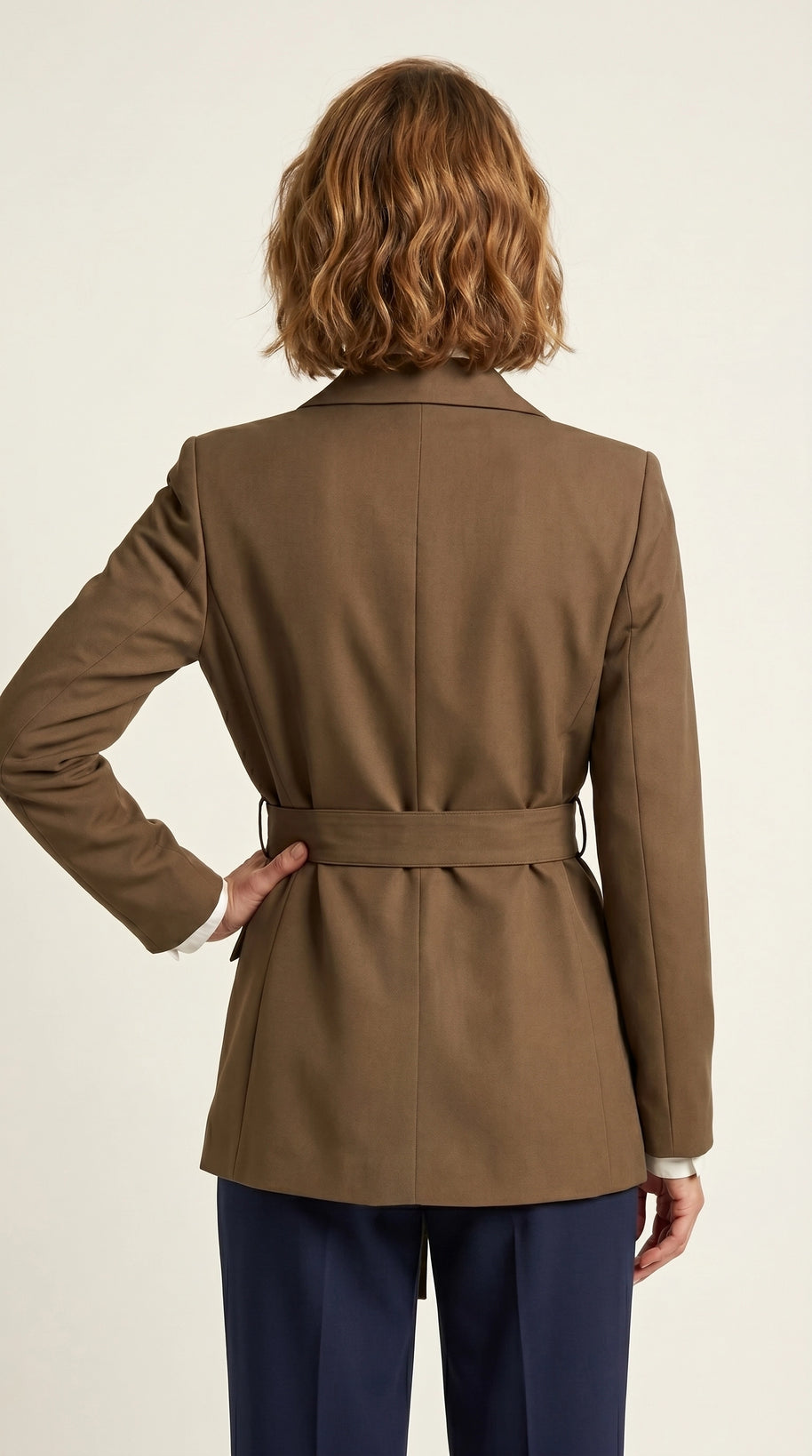 Blazer Verona | Sastrería Fluida con Cinturón Anatómico | Café Moca