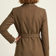 Blazer Verona | Sastrería Fluida con Cinturón Anatómico | Café Moca
