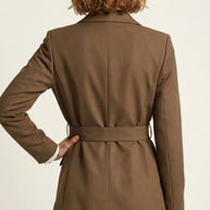 Blazer Verona | Sastrería Fluida con Cinturón Anatómico | Café Moca