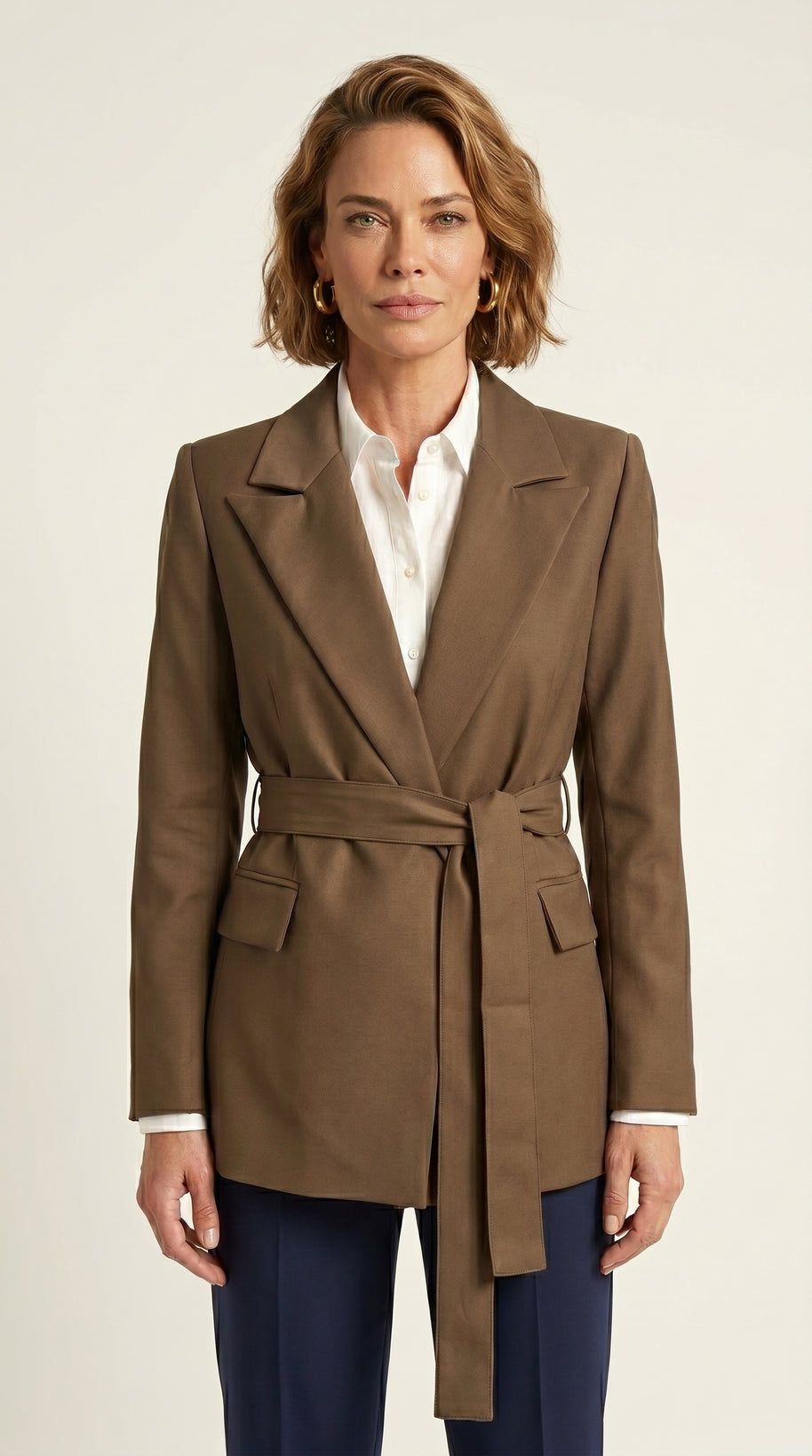 Blazer Verona | Sastrería Fluida con Cinturón Anatómico | Café Moca