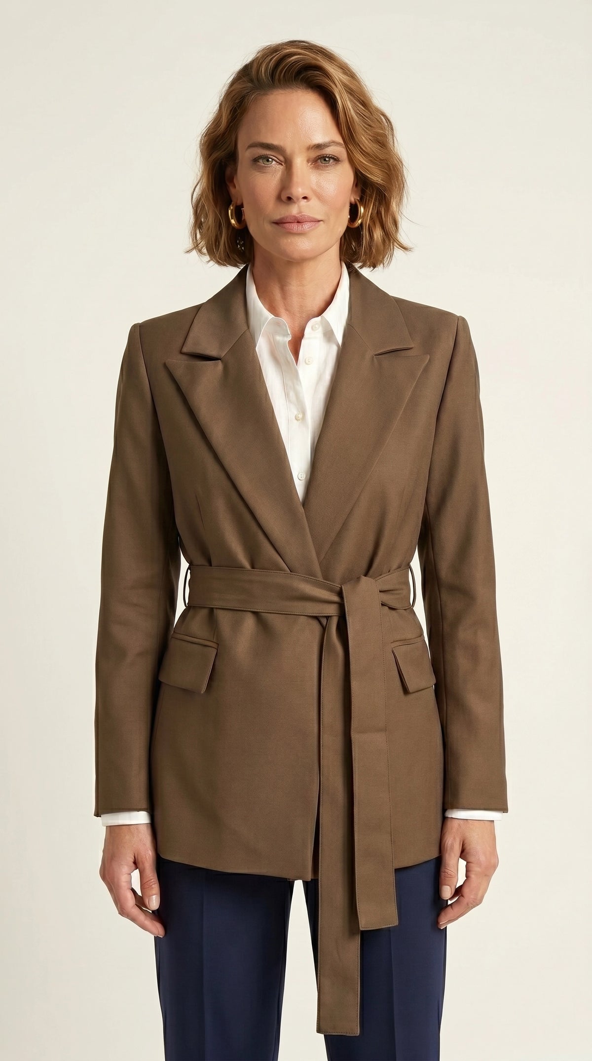 Blazer Verona | Sastrería Fluida con Cinturón Anatómico | Café Moca