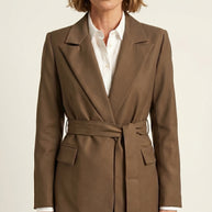 Blazer Verona | Sastrería Fluida con Cinturón Anatómico | Café Moca