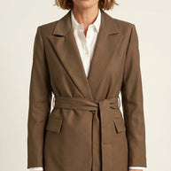 Blazer Verona | Sastrería Fluida con Cinturón Anatómico | Café Moca