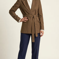 Blazer Verona | Sastrería Fluida con Cinturón Anatómico | Café Moca