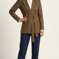 Blazer Verona | Sastrería Fluida con Cinturón Anatómico | Café Moca