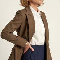 Blazer Verona | Sastrería Fluida con Cinturón Anatómico | Café Moca