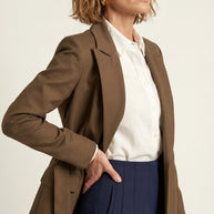 Blazer Verona | Sastrería Fluida con Cinturón Anatómico | Café Moca