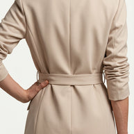Blazer Verona | Sastrería Fluida con Cinturón Anatómico | Beige Crema
