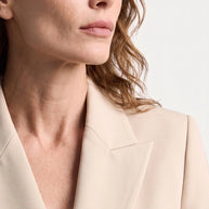 Blazer Verona | Sastrería Fluida con Cinturón Anatómico | Beige Crema