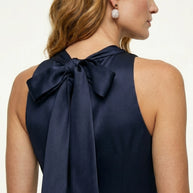 VESTIDO MIDI DE CETIM AZUL MARINHO SAFIRA COM LAÇO NAS COSTAS