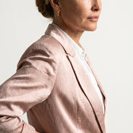 Blazer Cinderella | Sastrería Oversize y Hombro Escultural en Satén Texturizado Mate | Champagne Rose