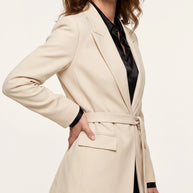 Blazer Verona | Sastrería Fluida con Cinturón Anatómico | Beige Crema
