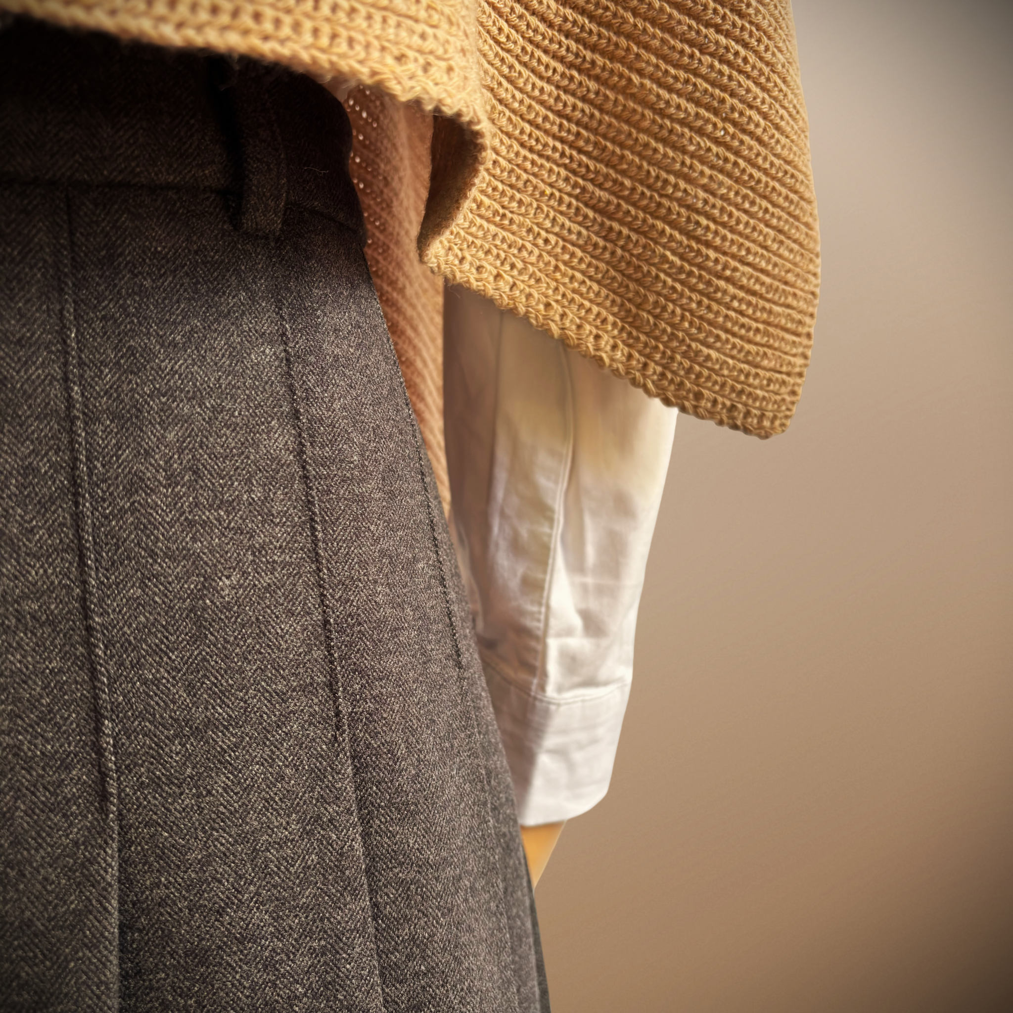 FALDA MIDI PLISADA HELOISE GRIS ANTRACITA