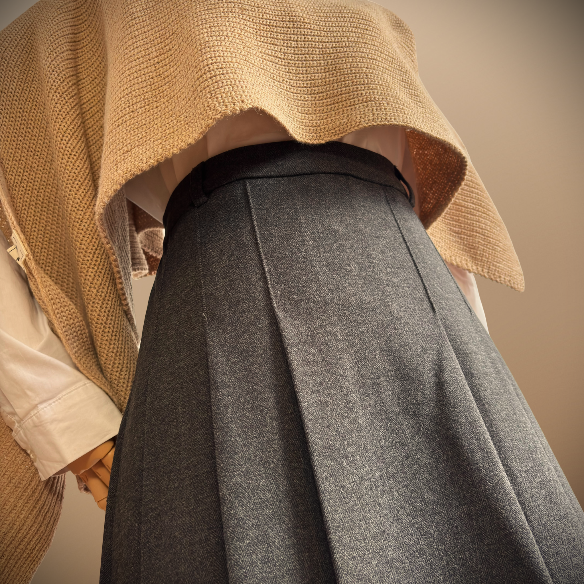 FALDA MIDI PLISADA HELOISE GRIS ANTRACITA