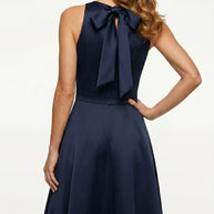 VESTIDO MIDI DE CETIM AZUL MARINHO SAFIRA COM LAÇO NAS COSTAS